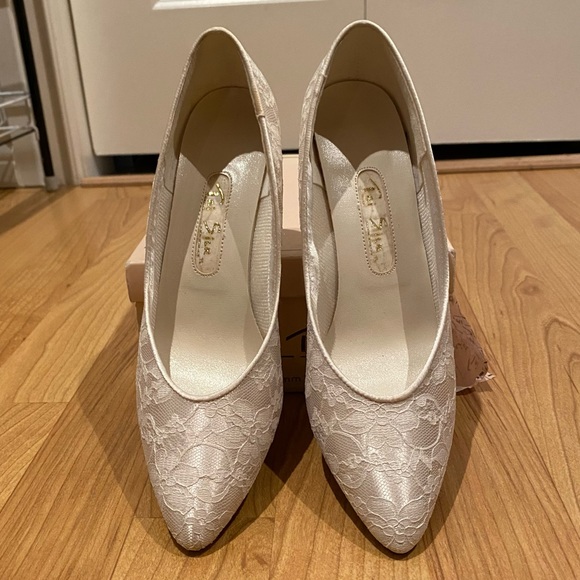 Tai Silk Lace Pumps
*worn once
*excellent pre-loved condition - Picture 3 of 3